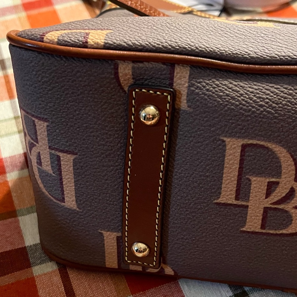 Dooney & Bourke Brown and Tan Logo Pebble Grain Hobo Shoulder Bag NWT - Picture 5 of 9